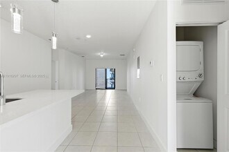 8265 NW 41st St in Doral, FL - Building Photo - Building Photo