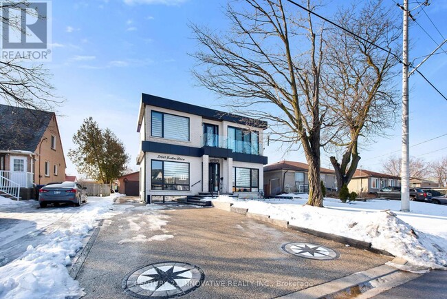 7160 Justine Dr in Mississauga, ON - Building Photo - Building Photo