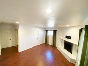 14148 Community St in Los Angeles, CA - Foto de edificio - Building Photo