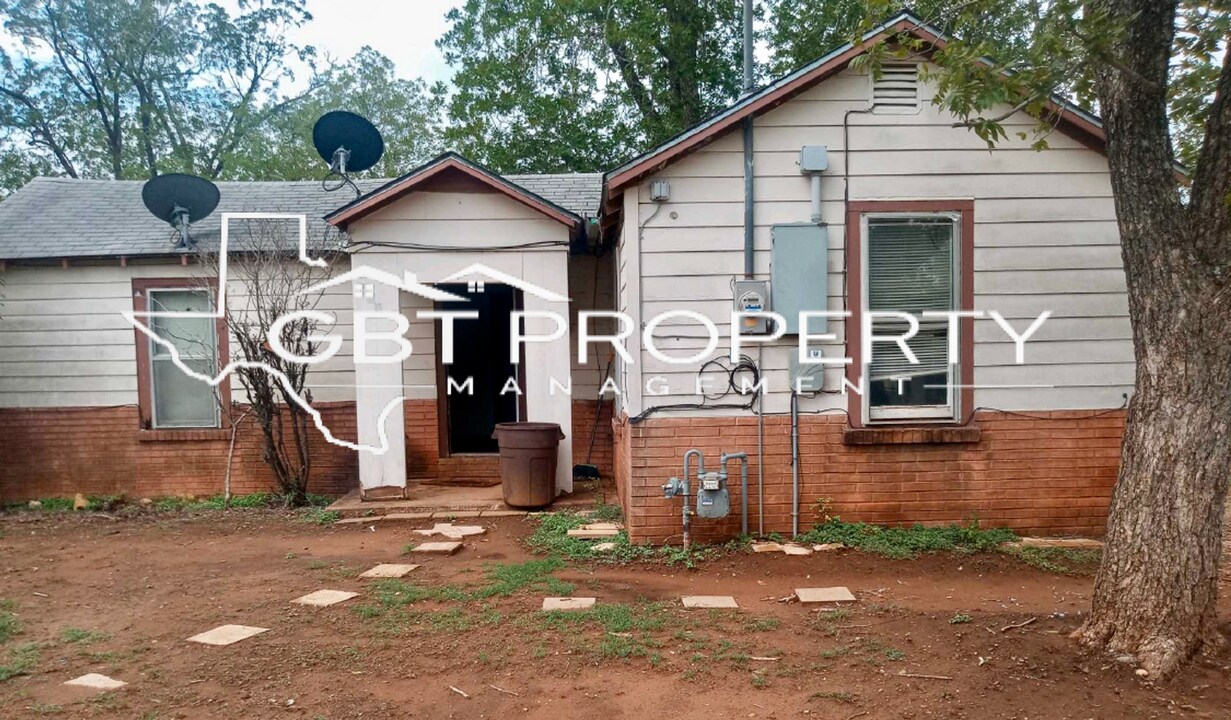 306 Campbell Ave in Jourdanton, TX - Foto de edificio