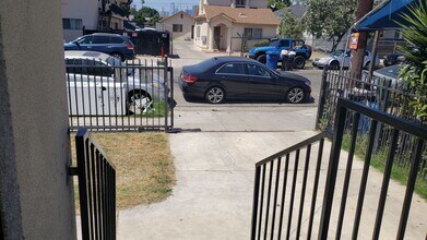 718 E 40th Pl in Los Angeles, CA - Building Photo - Building Photo