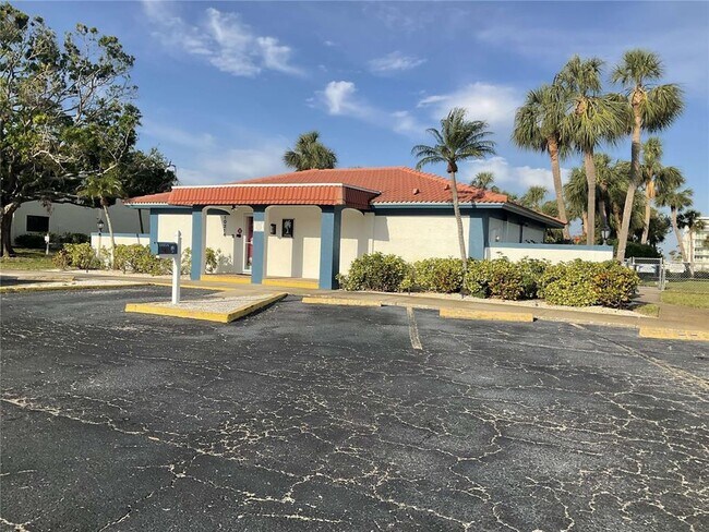 10351 Regal Dr in Largo, FL - Building Photo - Building Photo