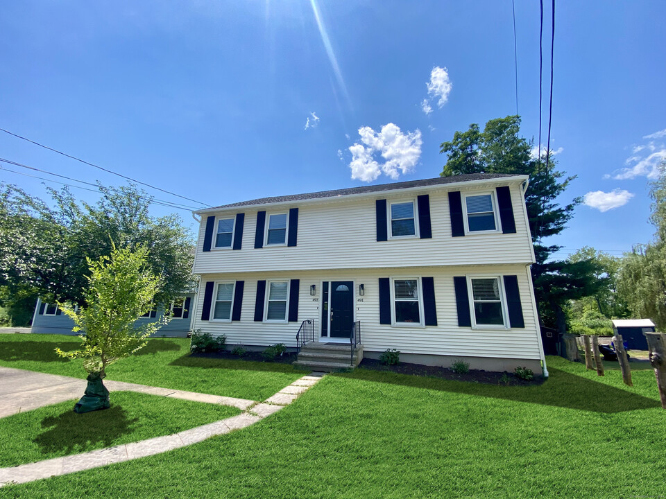 493 Middletown Ave in Wethersfield, CT - Building Photo