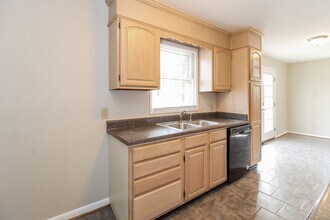 310 Anchor Dr in Greensboro, NC - Foto de edificio - Building Photo