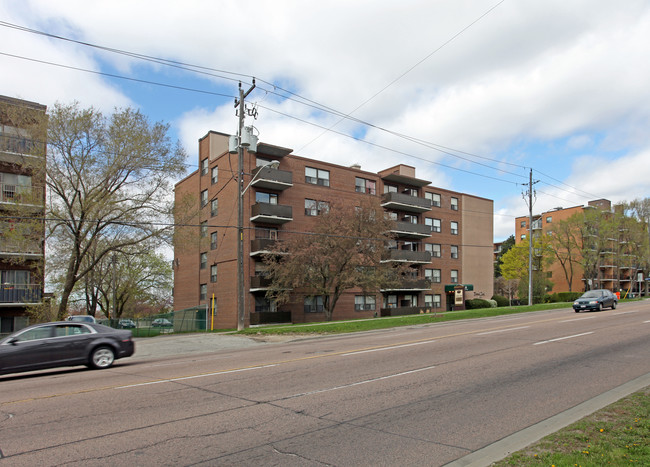 Winwood Courts in Toronto, ON - Building Photo - Building Photo