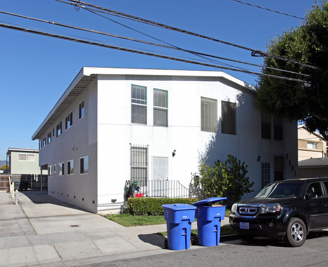 2231 Virginia Ave in Santa Monica, CA - Building Photo - Building Photo