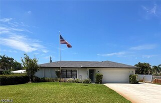 20620 Pine Tree Ln in Estero, FL - Building Photo