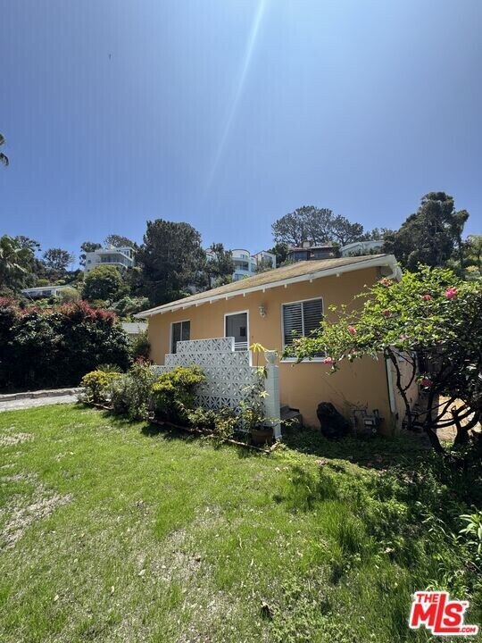 368 Entrada Dr in Santa Monica, CA - Building Photo