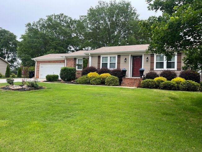 111 Menlo Dr in Simpsonville, SC - Building Photo - Building Photo