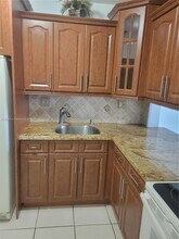 120 Royal Palm Rd, Unit 301 in Hialeah, FL - Foto de edificio - Building Photo