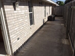 2004 Angus St, Unit D in Mission, TX - Foto de edificio - Building Photo