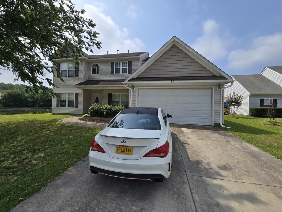 631 Annaka Loop in Chesapeake, VA - Foto de edificio