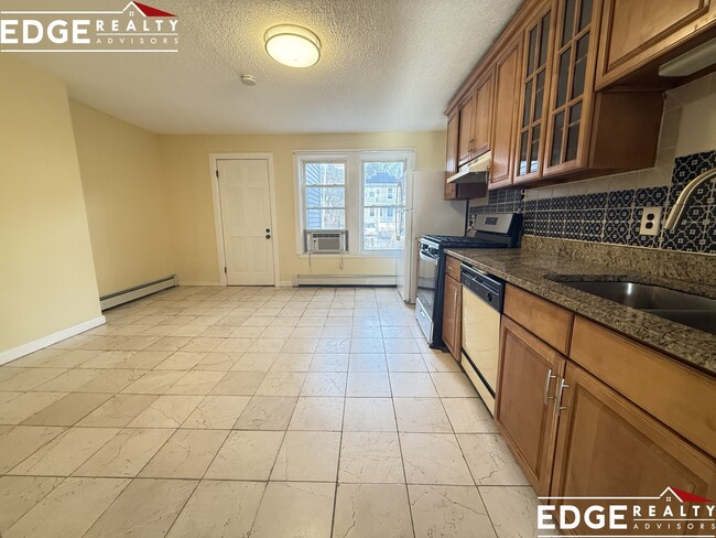 7 High Street Pl, Unit 2 in Brookline, MA - Foto de edificio - Building Photo