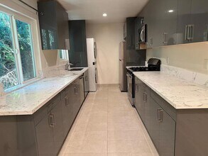 1032 S Bedford St in Los Angeles, CA - Building Photo - Building Photo