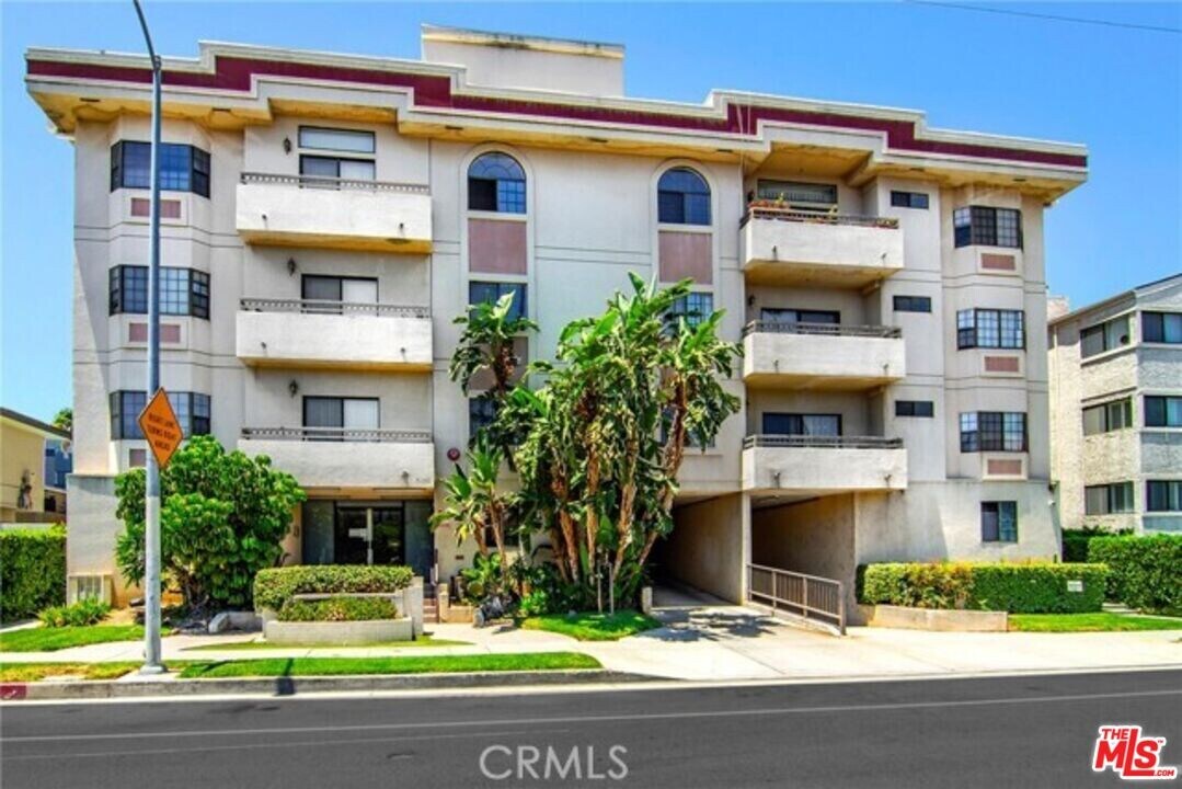 5319 Lindley Ave in Los Angeles, CA - Building Photo