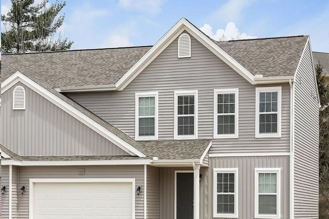 1039 Broken Ridge Dr in Lansing, MI - Building Photo