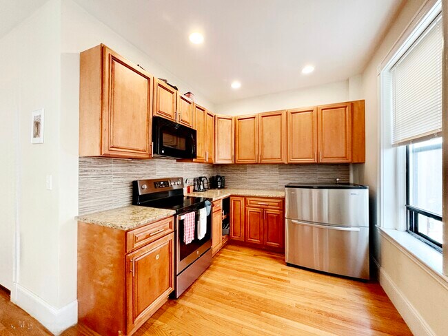 184 Saint Paul St, Unit 2 in Brookline, MA - Building Photo - Building Photo