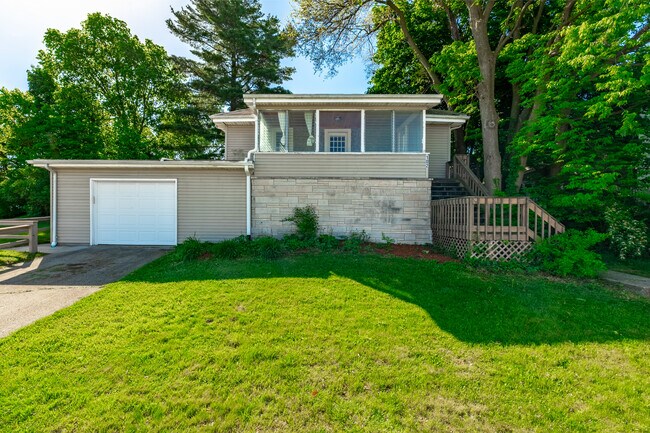 102 1st St in Winona Lake, IN - Building Photo - Building Photo