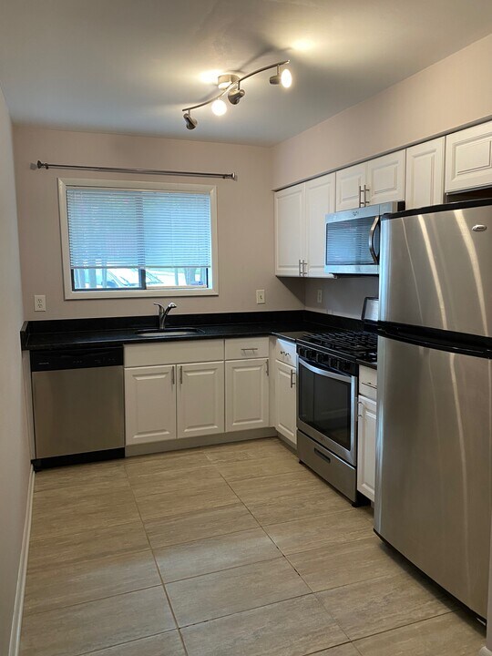 2704 Dartmouth Rd, Unit 5 in Alexandria, VA - Building Photo