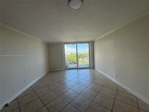 2000 NE 135th St in North Miami, FL - Building Photo - Building Photo