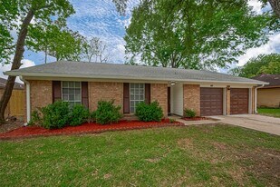 1612 Sleepy Hollow Dr in Pearland, TX - Building Photo