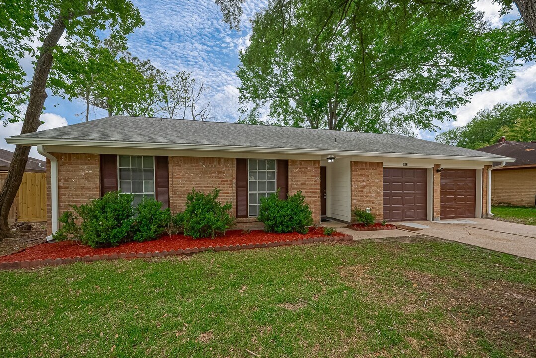1612 Sleepy Hollow Dr in Pearland, TX - Building Photo