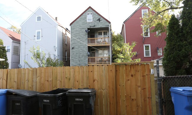2410 S Saint Louis Ave in Chicago, IL - Foto de edificio - Building Photo