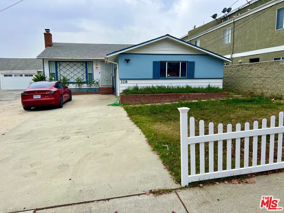 328 E Plymouth St in Inglewood, CA - Building Photo