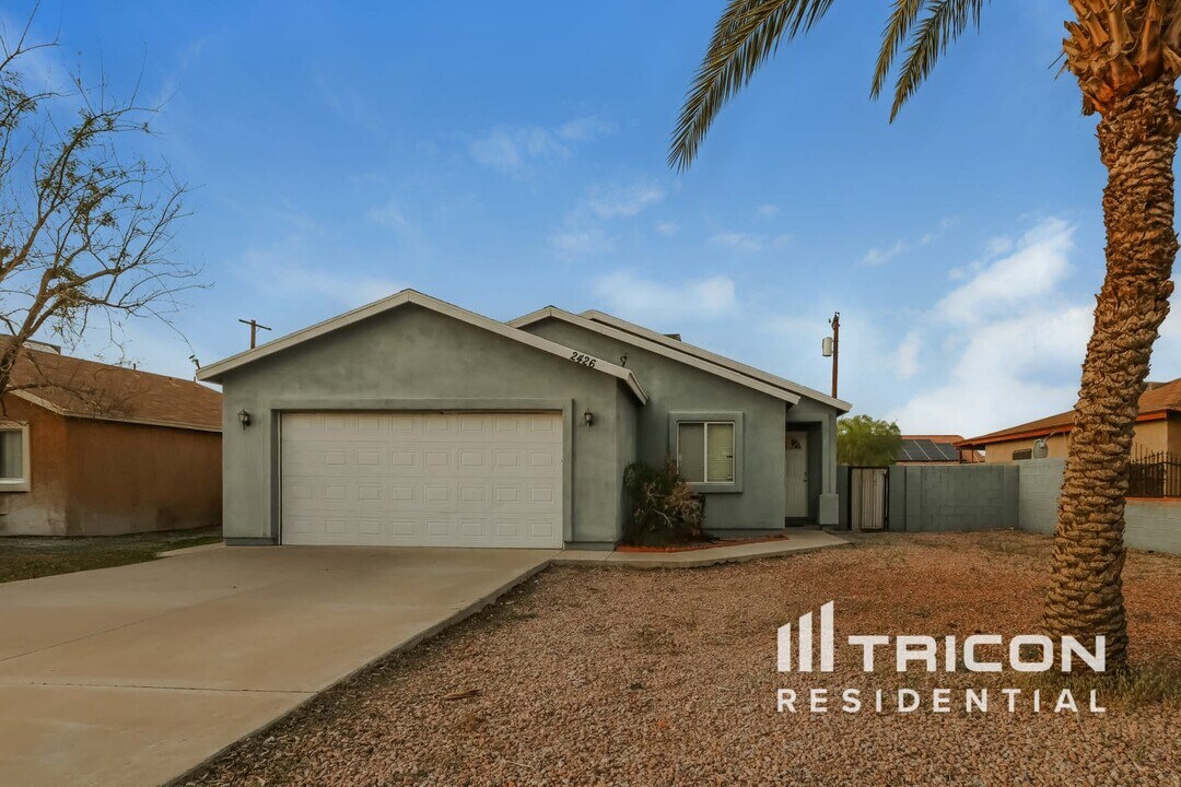 2426 E Roeser Rd in Phoenix, AZ - Building Photo