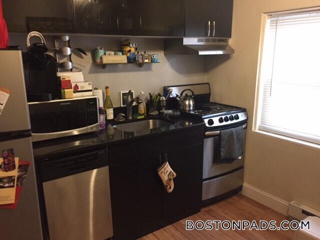 20 Bartlett Pl in Boston, MA - Building Photo