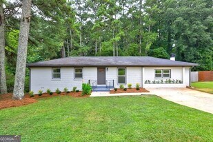215 Fond Ct in Palmetto, GA - Building Photo