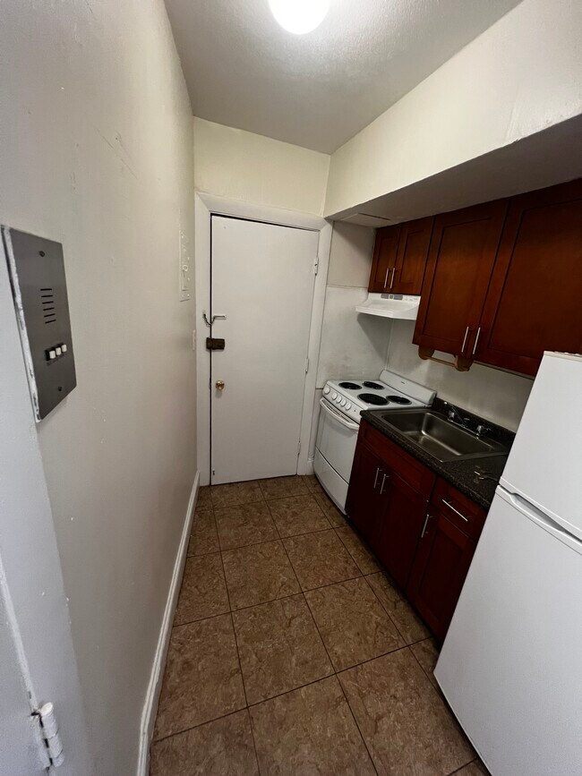 58 Lancaster Ter, Unit 306 in Brookline, MA - Foto de edificio - Building Photo