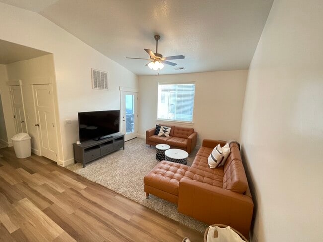 347 W 785 N, Unit Private Room 2 in Orem, UT - Foto de edificio - Building Photo