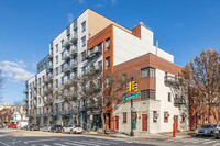 1056 Manhattan Ave in Brooklyn, NY - Foto de edificio - Building Photo