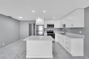 4681 SW 43rd Ter in Fort Lauderdale, FL - Building Photo