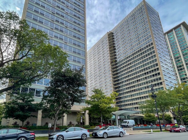 3550 N Lake Shore Dr, Unit 1711 in Chicago, IL - Foto de edificio - Building Photo