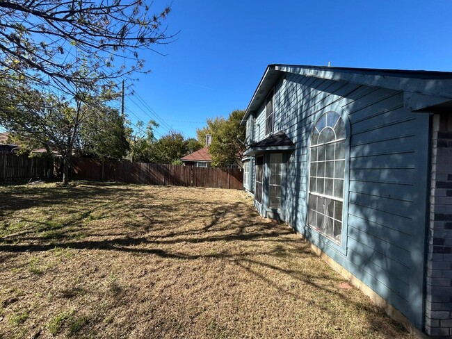 815 Shady Brook Ln in Cedar Hill, TX - Foto de edificio - Building Photo