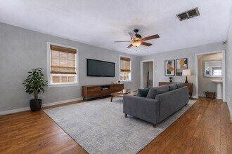 4527 Capitol Ave in Dallas, TX - Building Photo - Building Photo