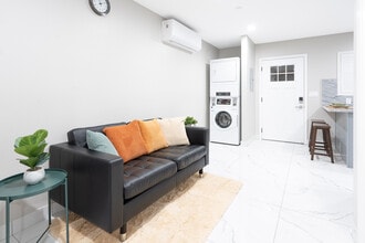 2719 Mar Les Ln, Unit 2 in Santa Ana, CA - Building Photo - Building Photo