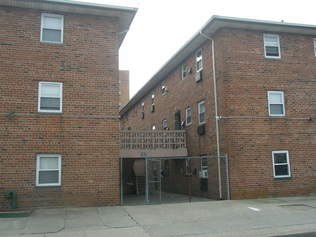 102 W Hudson St in Long Beach, NY - Foto de edificio - Building Photo