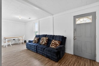 992 N Maple St in Corydon, IN - Foto de edificio - Building Photo