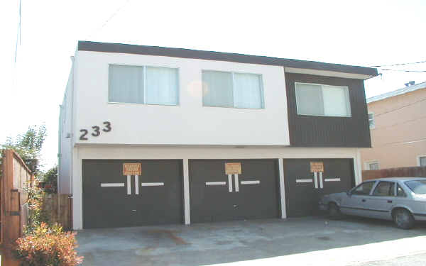 233 8th Ln in South San Francisco, CA - Building Photo