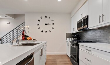 2111 N Cahuenga Blvd in Los Angeles, CA - Building Photo - Building Photo