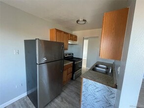 1590 Clinton St, Unit 202 in Aurora, CO - Foto de edificio - Building Photo