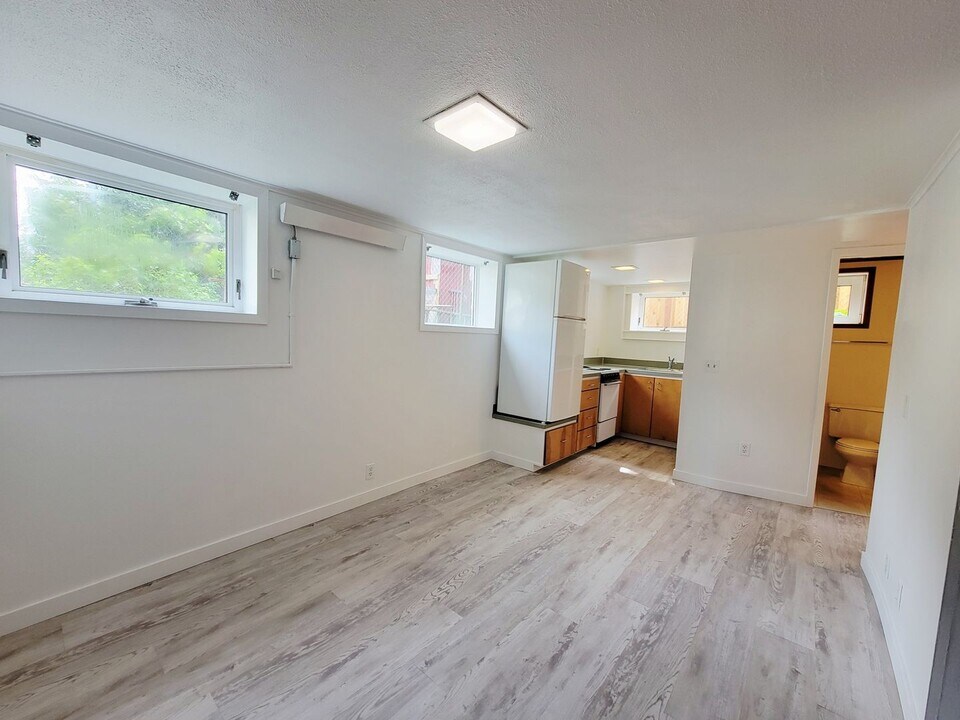 423 W 9th St in Juneau, AK - Building Photo