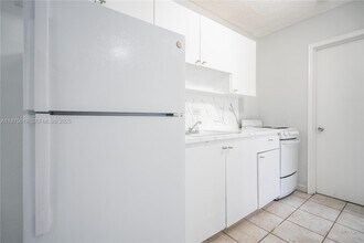 6650 Miller Dr in Miami, FL - Building Photo - Building Photo