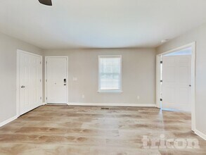 1612 Robert Rd in Columbia, TN - Foto de edificio - Building Photo