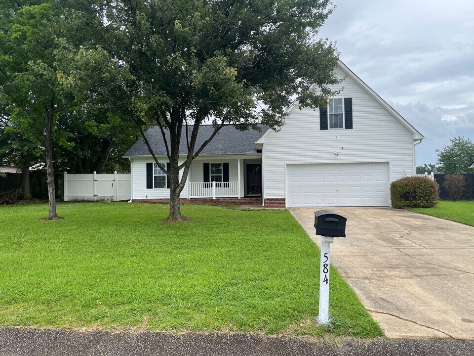 584 S Buckeye Dr in Raeford, NC - Building Photo