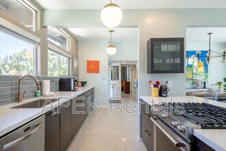 2204 W Acacia Rd in Palm Springs, CA - Foto de edificio - Building Photo