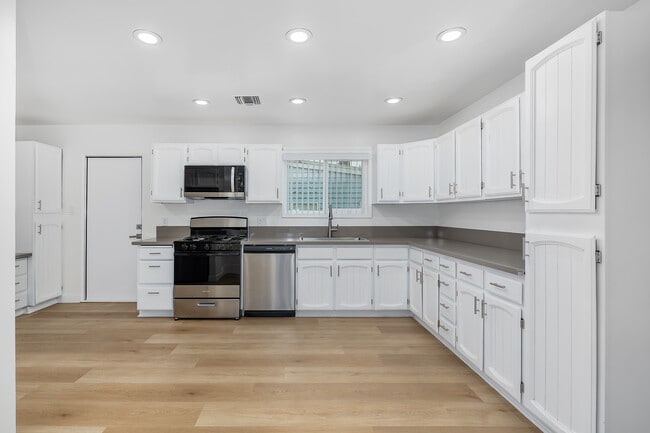 17178 McKeever St in Granada Hills, CA - Building Photo - Interior Photo